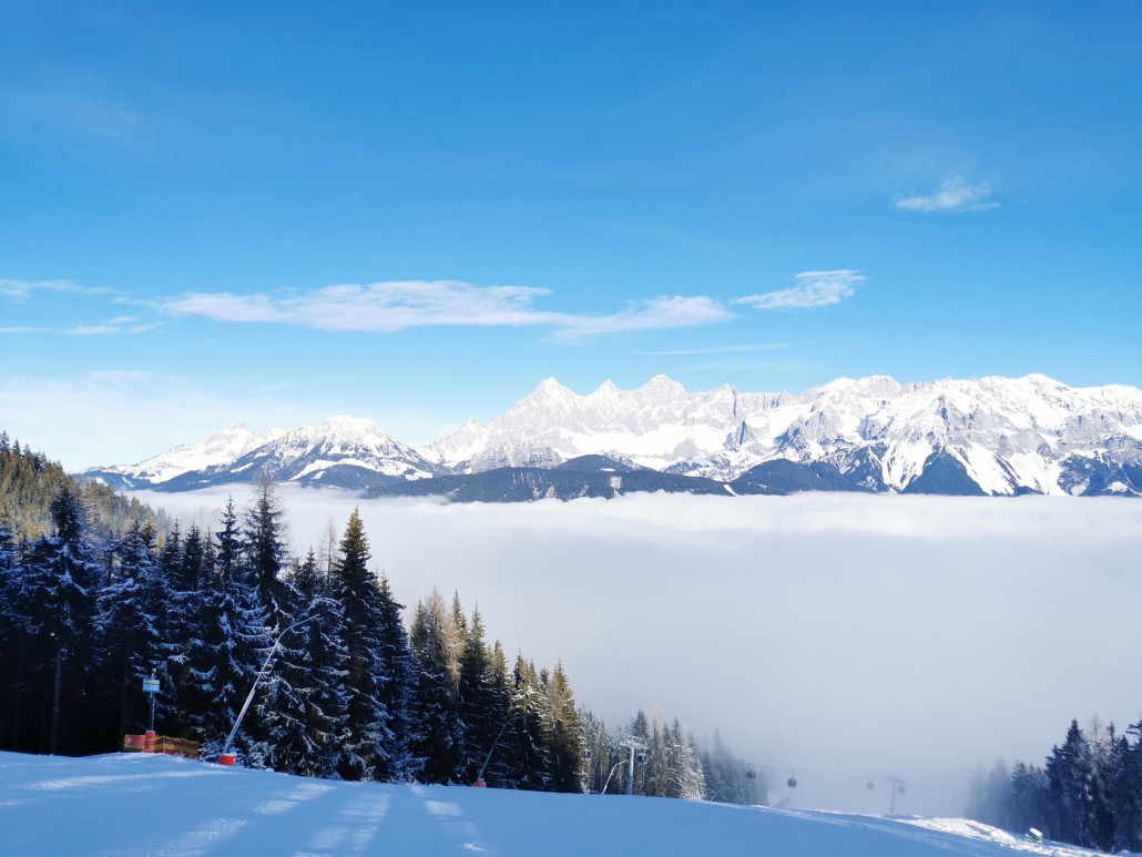 Als Schifahrer blickt man wiedermal hinunter auf ein Nebelmeer - im Hintergrund der Dachstein
