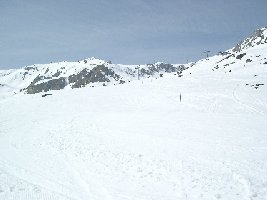 Das ist die blaue Piste (5) an der 4KSB Grands-Plans. Sie verläuft von unten gesehen, rechts von der 4KSB.