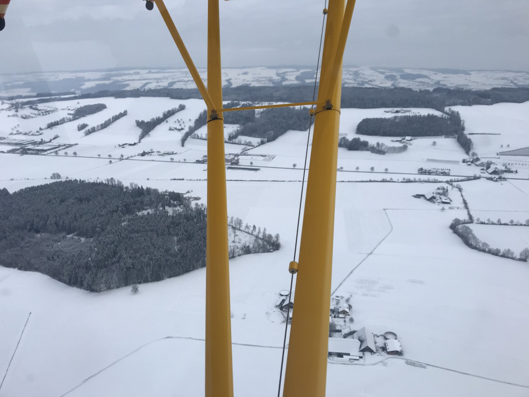 Beim Start auf der schneebedeckten Piste noch bedeckter Himmel...