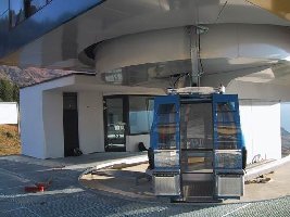 Gondel in Bergstation.JPG