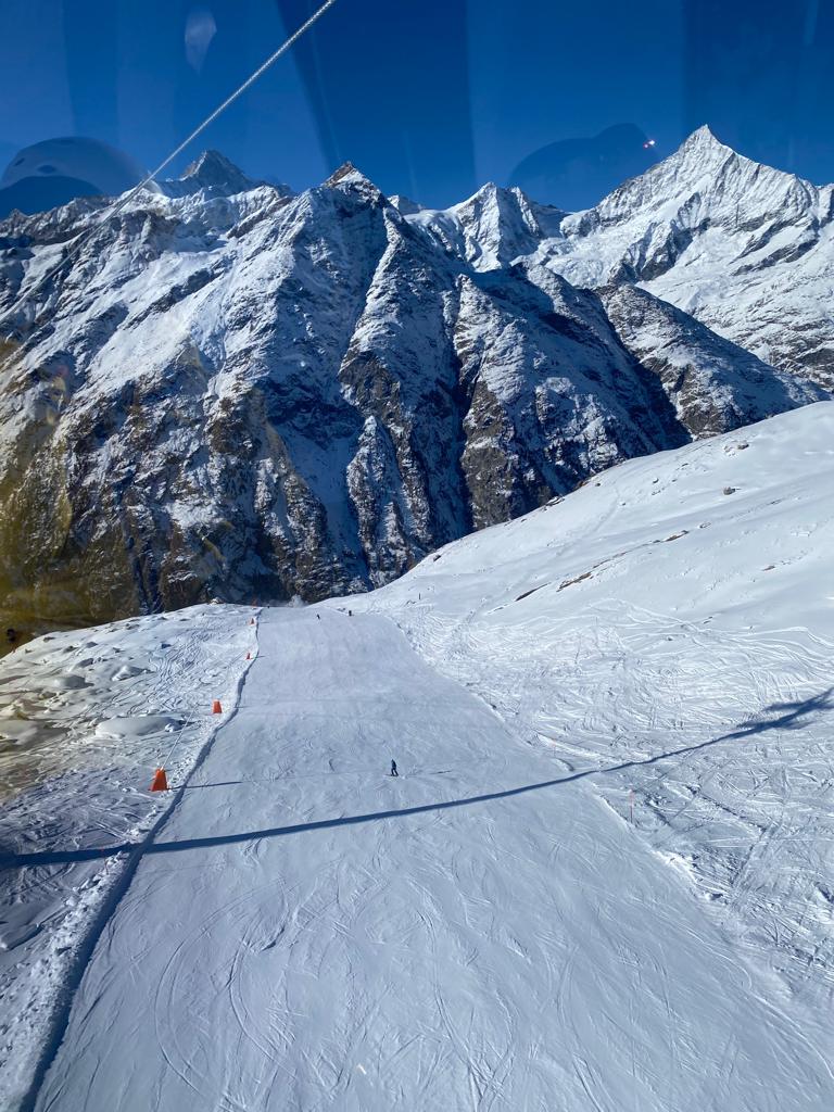 Piste Tufternkumme kurz nach der Mittelstation.  Die ursprüngliche U- oder Muldenform wurde „abgeschliffen“.