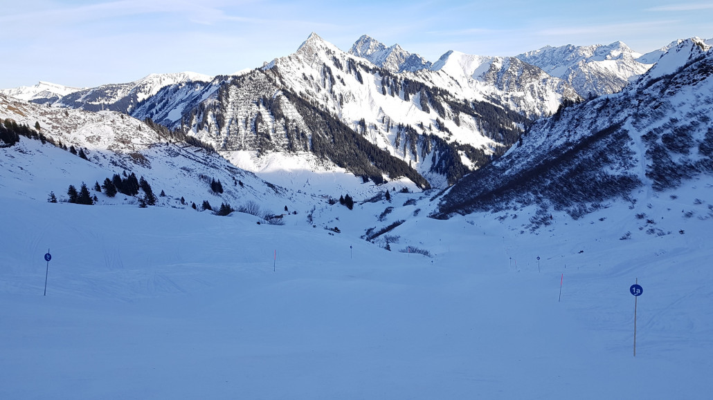 Schön kupierte Piste 1a mit Pistenraupenspuren um 15 Uhr
