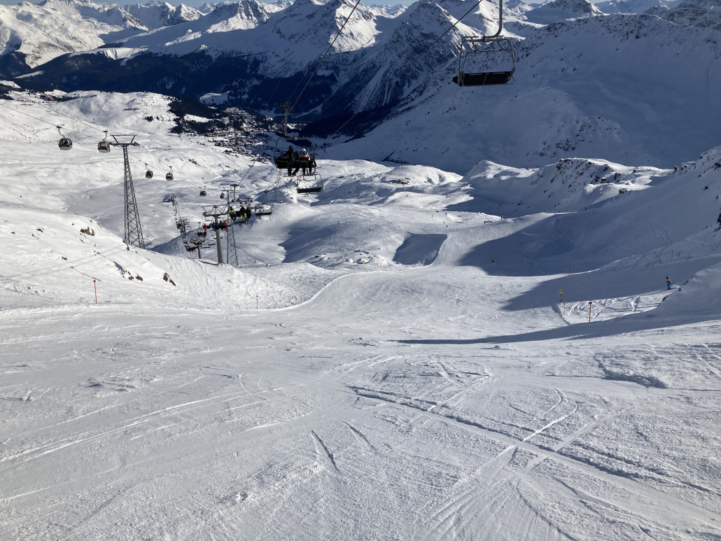 Piste 2 am Hörnli. Relativ viel Schnee auf der Abfahrt, daher eher unruhig zu fahren.
