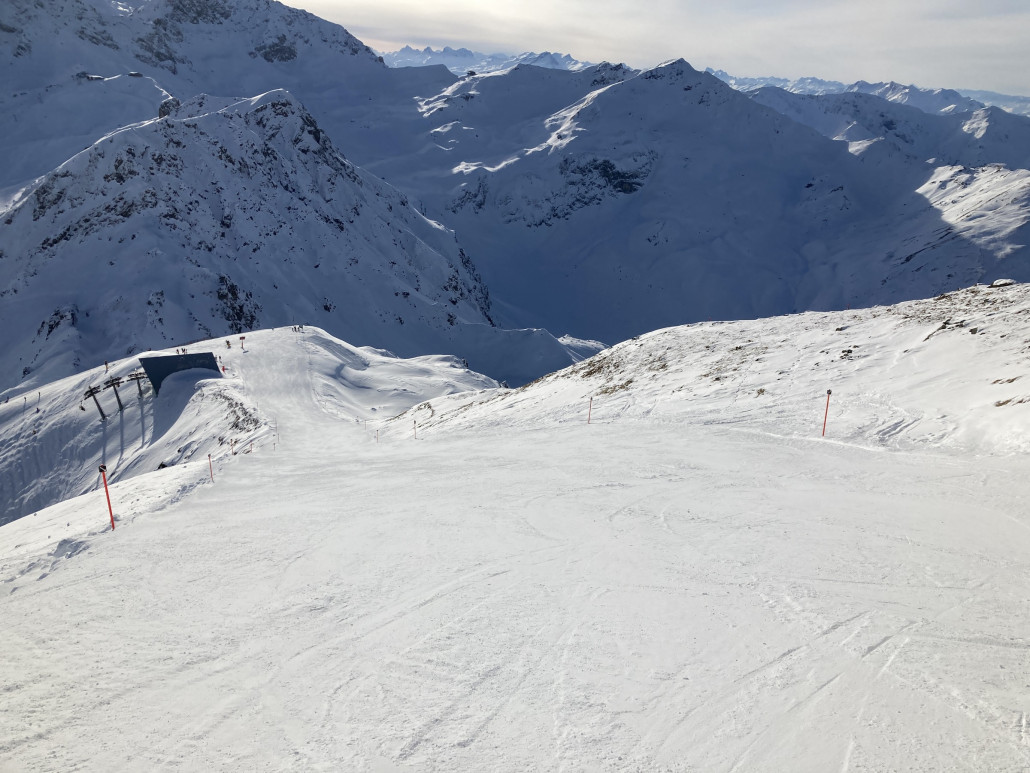 Sehr griffiger Abschnitt kurz nach der Bergstation der Weisshornbahn in Arosa. Piste 8.
