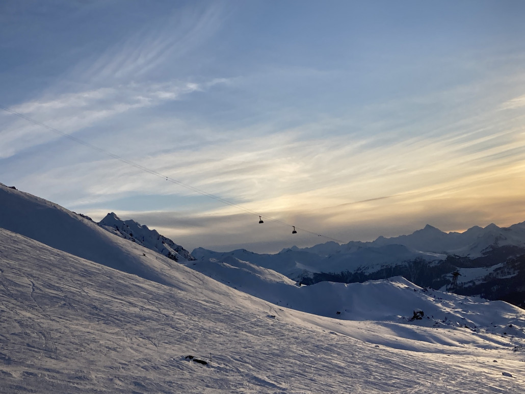 Sich kreuzende Gondeln der Rothornbahn