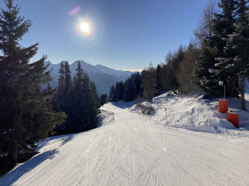 Alp Nova - Tgantieni. Diese einfache Abfahrt gefällt mir immer besser. Einerseits finde ich die Waldstücke hübsch, andererseits kann man wegen der eher flachen Strecke die Aussicht gut geniessen. Und wen sie wie heute so leer ist, um so besser!