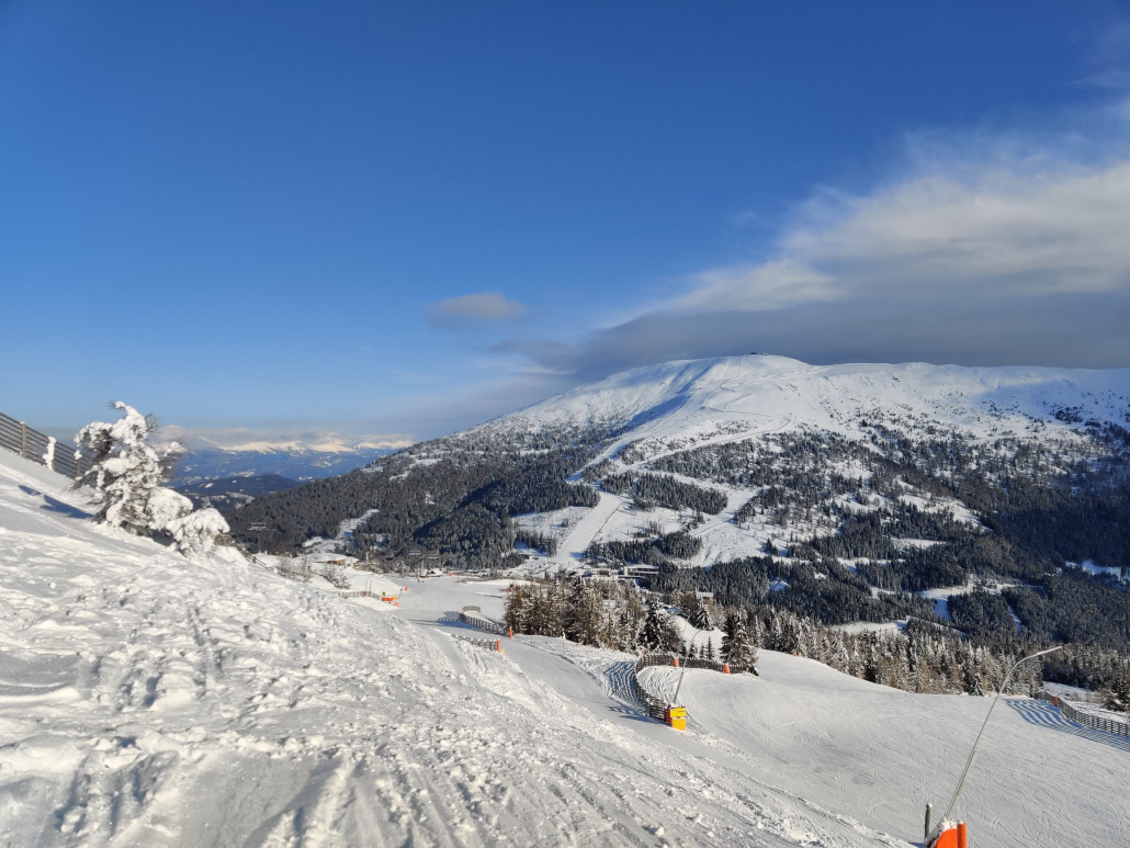 Blick aufs Aineck, fraglich ob die Verbindung überhaupt geöffnet wird heuer, Pisten sind noch nichtmal gewalzt
