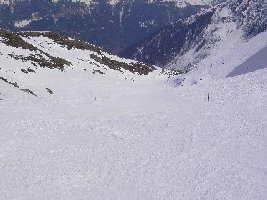 Piste de Lona (16a). Unten sieht man einen nach links abzweigenden Weg. Dieser führt zurück zum SCHL Lona 1. Man kann aber auch die Piste de Lona (16b) weiterfahren, bis diese auf die Talabfahrt (1) trifft.