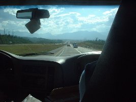 die Straßen sind echt so schnurgerade wie es immer heißt.
<br />mit Blick auf die Rockies... WIR KOMMEN!