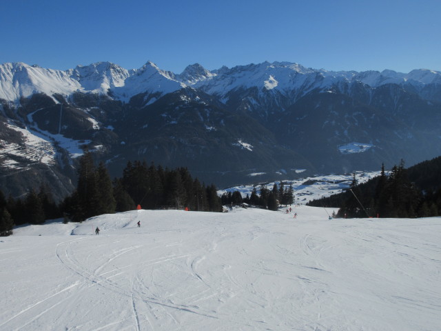 Frommesabfahrt, links im Hintergrund das Skigebiet Fendels