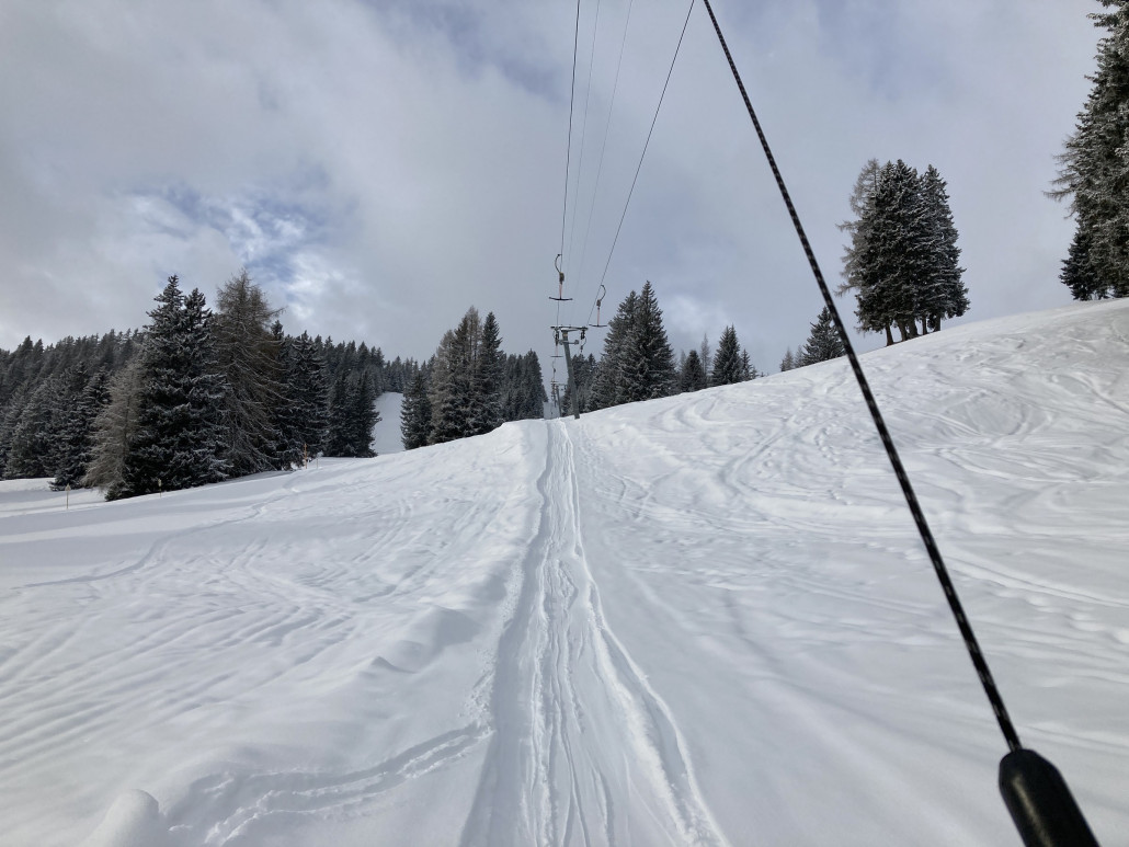 Gestartet bin ich am SL Crestas. Um kurz vor 11 Uhr sind laut Liftmitarbeiter erst etwa zwanzig Leute nach oben gefahren. Deutlich weniger sind die Pisten dann auch runter. Die Abfahrten waren noch fast jungfräulich.