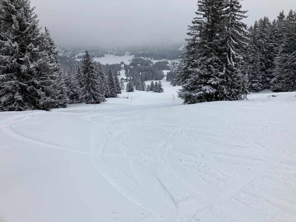 Nach einer erneuten Bergfahrt nach Tgantieni fuhr ich entlang des Speichersees Richtung Pedra Grossa. Hier eine Variante der 40a. In diesem Bereich war es schon sehr leer.