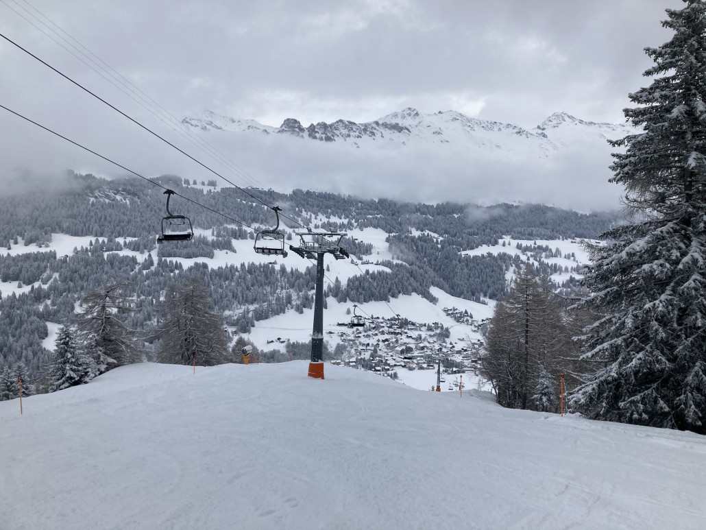 Eine Fahrt am Pradaschiersessel durfte auch nicht fehlen. Der obere Teil war im Nebel, da war die Sicht äusserst bescheiden. Die Piste mit sehr viel Neuschnee drin. Im Vergleich zum restlichen Gebiet wurde die Piste wahrscheinlich früher in der Nacht hergerichtet.