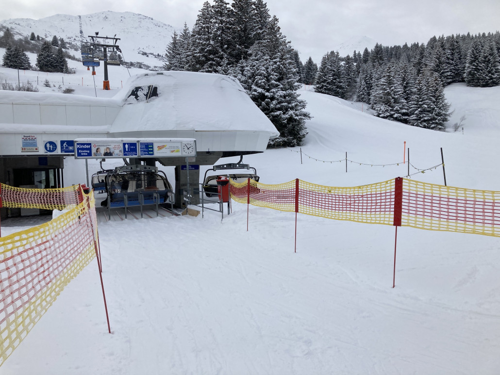 Bereits von oben konnte ich erahnen, dass keine Leute die Sesselbahn Stätzerhorn fahren. Da überwarf ich meinen Plan, NUR Tallifte zu fahren. Die schwarze 72 war in der Folge aber nicht gut. Sehr viel wingepresster Schnee war in der Piste, stellenweise knietief.