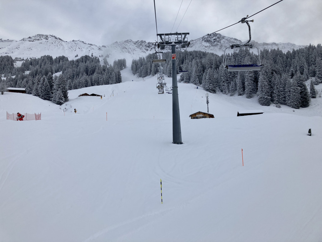 KSB Heimberg. Sollte diesen Winter irgendein Skirennen hier stattfinden? Die Beltramettipiste wird aufs übelste beschneit. Auch im unteren Bereich laufen die Kanonen noch (hier auf dem Bild zu erahnen).