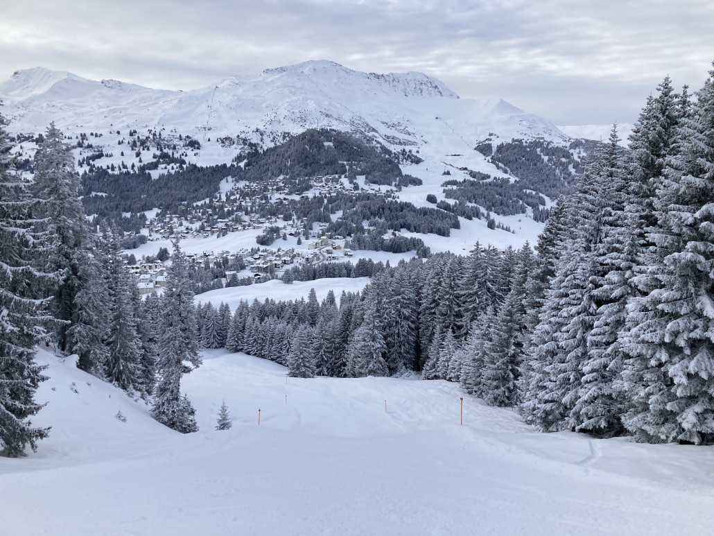 ...in den Bereich Fastatsch. Die hier zu sehende Piste 29 fahre ich sehr selten. Eigentlich schade, ist sie doch hübsch. Vor allem bei so verschneiten Verhältnissen wie heute. Man kommt vom Fastatschlift einfach nicht so gut wieder zurück in den Rest des Gebiets.