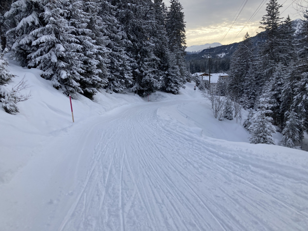 Von der Bergstation Fastatsch gelangt man über den Wanderweg zur Scharmoingondel. Der Weg ist zu Beginn aber sehr flach, geht sogar minimal bergauf. Mit dem Snowboard kein Spass, mit den Skis wäre dies sicher angenehmer.