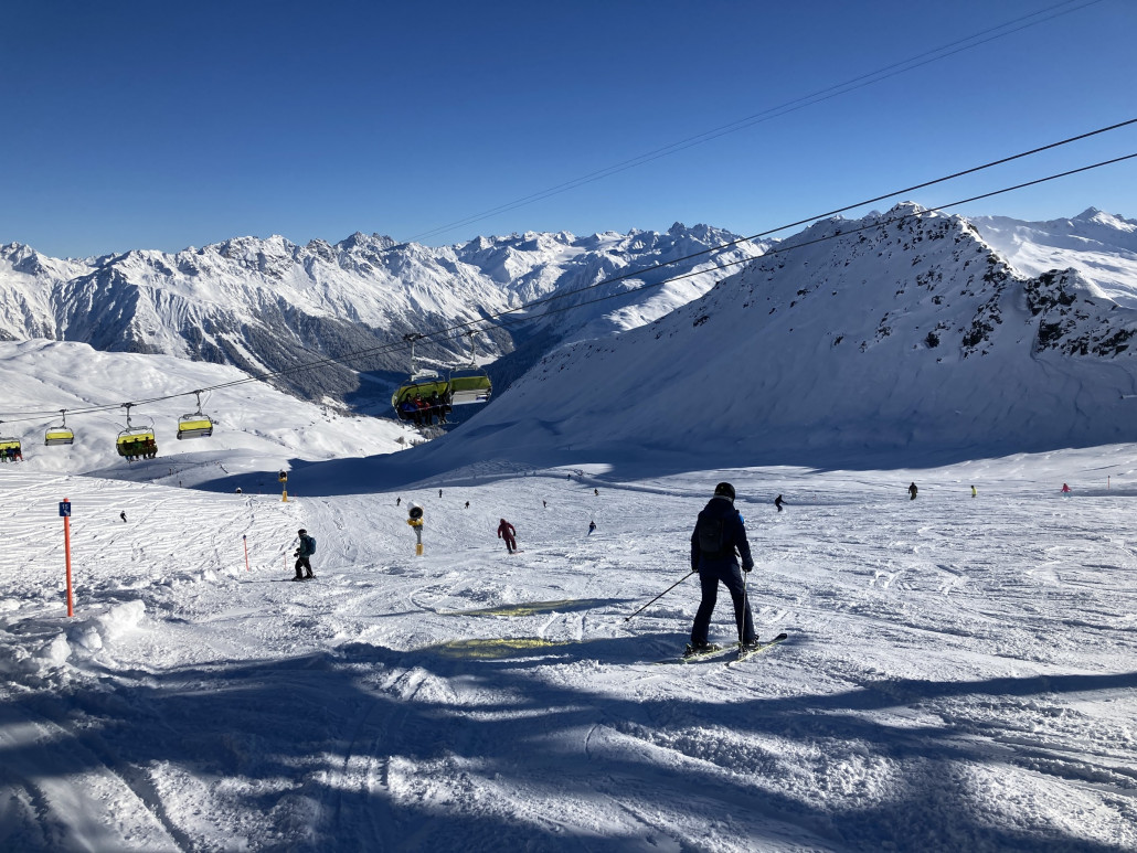 Am Totalp  ganztags eher volle Piste, aber mit nur kurzer Wartezeit an der Bahn.