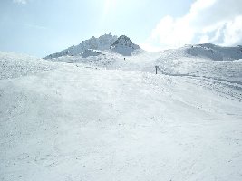 Piste Lona (14a). Das ist eine rote Piste von der Bergstation der SCHLte Lona 2 und Becs-de-Besson zur Talstation des SCHL LOna 2 oder Lona 1 (falls man weiter runter fährt).
