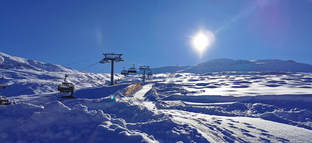 fast als erster auf der 6KSB auf den Stein... Das verspricht jungfräuliche Schneehänge sowohl auf, als auch neben der Piste