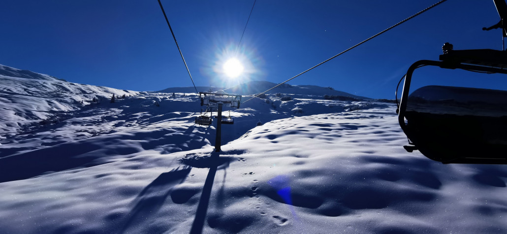 Die Sonne steht noch tief. Doch wenigstens hats überhaupt etwas Sonne auf der Obersaxer Seite.