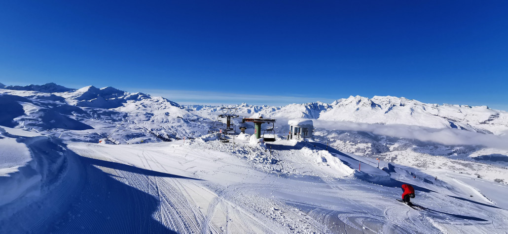 Auf dem Stein Blick Richtung Disentis - im Vordergrund der 3er Sessel vom Wali auf den Stein - An diesem Tag nicht in Betrieb.