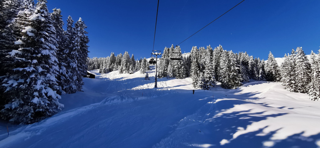 Anschliessend auf der schüttel- 4KSB Triel-Hitzeggen. Unten die Naturschneepiste 42 in Top verhältnissen.