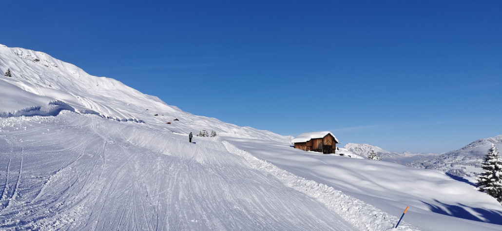 Ebenfalls Piste 42. Weiter hinten würde die rote Piste 44 vom Mundaun in die 42 führen. Die war an diesem Tag natürlich nicht präpariert (Mundaun war ja sowiso geschlossen).<br />Bin gespannt, ob die Piste in den nächsten Tagen geöffnet wird... die war ja in den letzten Jahren extrem selten geöffnet. Die Schneelage würde es jetzt allerdings zulassen. Mich würde aber auch eine generelle Schliessung der Piste in den nächsten Jahren nicht überraschen.. Die hintenrum Piste vom Mundaun zur Bündnerrigi hat ja das gleiche Schicksal erfahren...