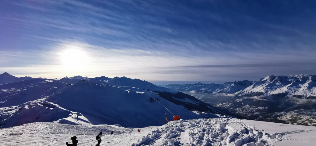Blick vom Hitzeggen Richtung Stein, der um diese Jahreszeit leider schon wieder im Schatten liegt. Im Hintergrund ziehen von Nordwesten die nächsten Schneewolken auf.