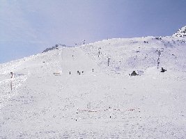 Piste Les Crêts (15) mit der DSB Les Crêts am rechten Bildrand. Was man sieht ist die schwarze Piste (15). Man kann aber auch diese schwarze Piste mit einem blauen Ziehweg (5) umfahren.