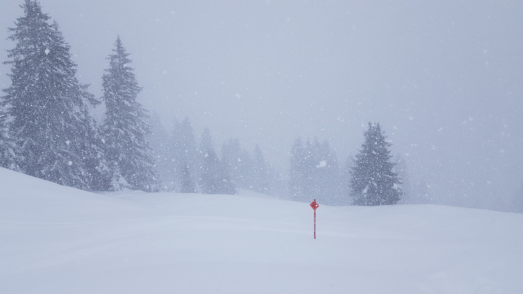 Auf der kaum verspurten Skiroute 1. Ohne das Gefälle würde man einfach stecken bleiben.