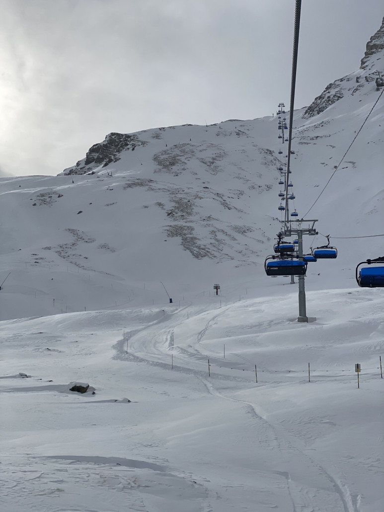 Sonntag: total verblasen am Hirli. Piste Hörnli entsprechend schlecht, hingegen die 53-51 sehr gut.