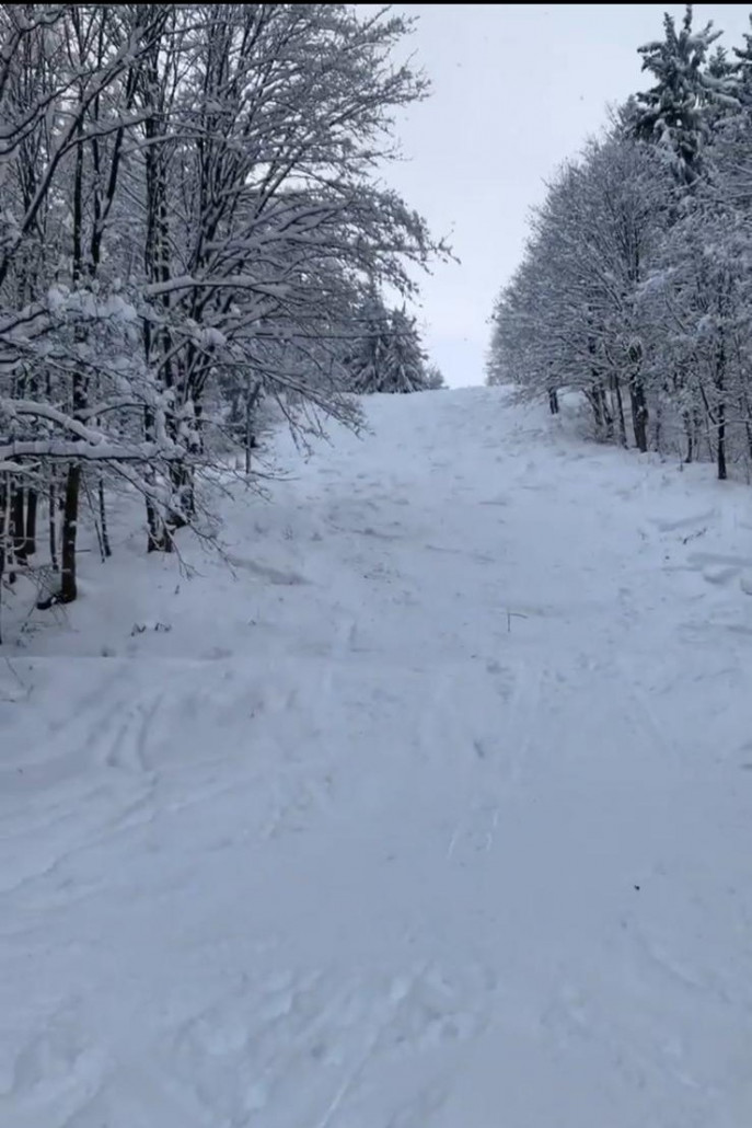 zugehöriger Steilhang, zerfahren, aber bei der Schneelage kein Problem. (aus Video)