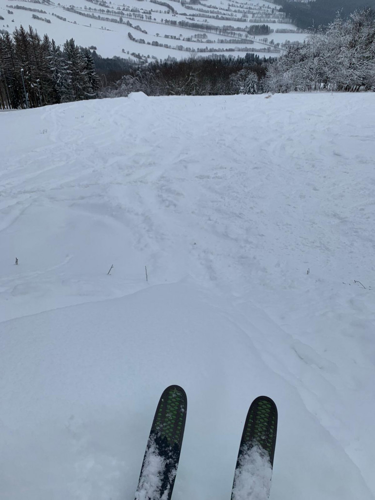 an dieser Stelle öffnet sich das Gelände &amp; der Hang wird flacher - mehrere Schanzen worden errichtet