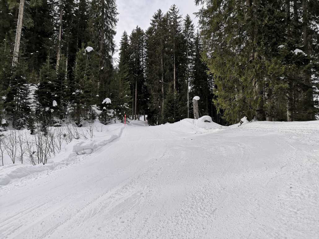 Man merkt die warmen Temperaturen. Die Piste ist hart und sehr unruhig.
