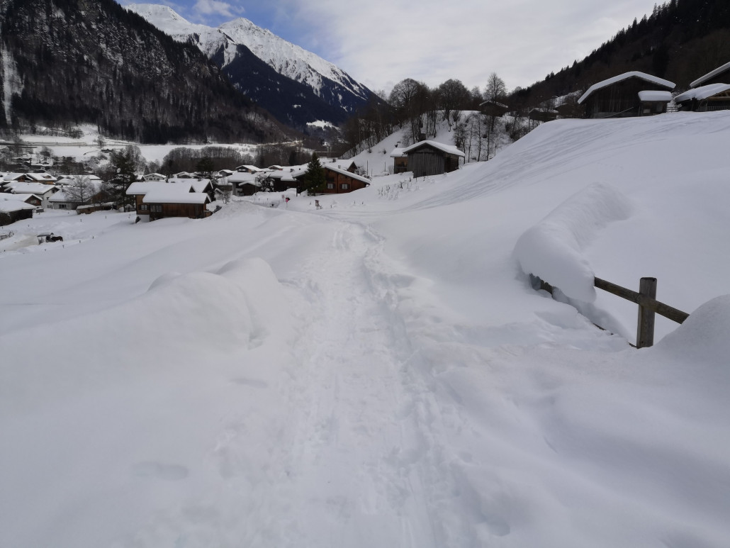 Am Schluss wirds schmal. Am Ende der Piste wartet noch ein fünfminütiger Fussmarsch durch Serneus hindurch, sodass ich gerade rechtzeitig um 12:02 Uhr an der Bushaltestelle eintreffe. Die Piste war ganz ok, aber jene nach Küblis hinunter hat mich etwas mehr überzeugt.