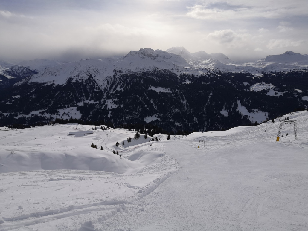 Auch nach einer kurzen Pause im einzigen geöffneten Restaurant im ganzen Skigebiet (?) mit sehr bescheidener Karte war es noch immer sonnig.