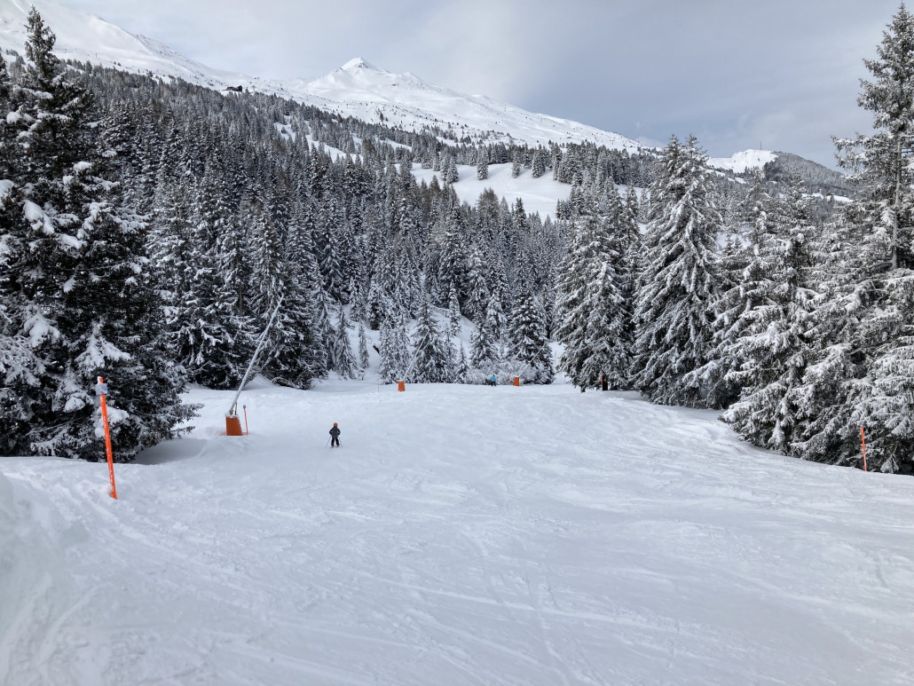 Bei der ersten Abfahrt von Tgantieni Richtung Pedra Grossa war die Sonne noch hinter den Wolken, die Sicht aber bereits gut.