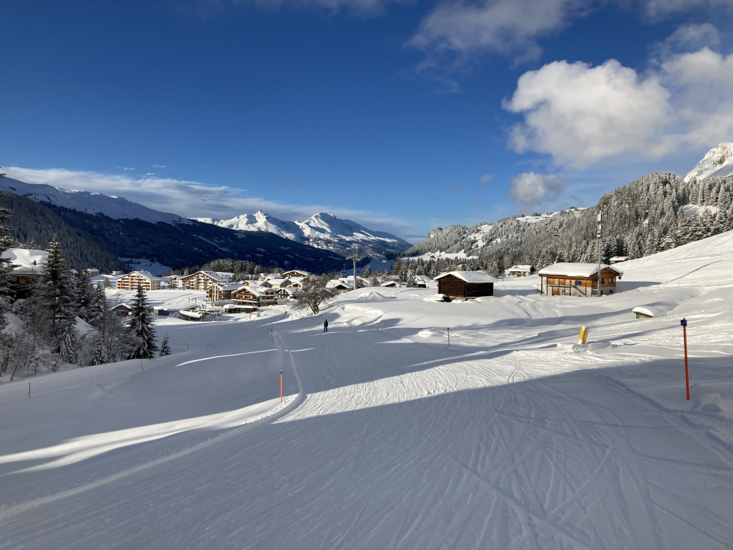 Blick auf Parpan. Die Variante, per Ski/Board von der West- auf die Ostseite zu wechseln, wurde massiv erschwert. Direkt nach der Strassenunterführung, vor dem Hotel Alpina, wurden riesige Mengen Schnee in die "Piste" gefräst. Die Schneewand ist da bestimmt drei Meter hoch. Somit zogen wir den Obertorsessel vor.