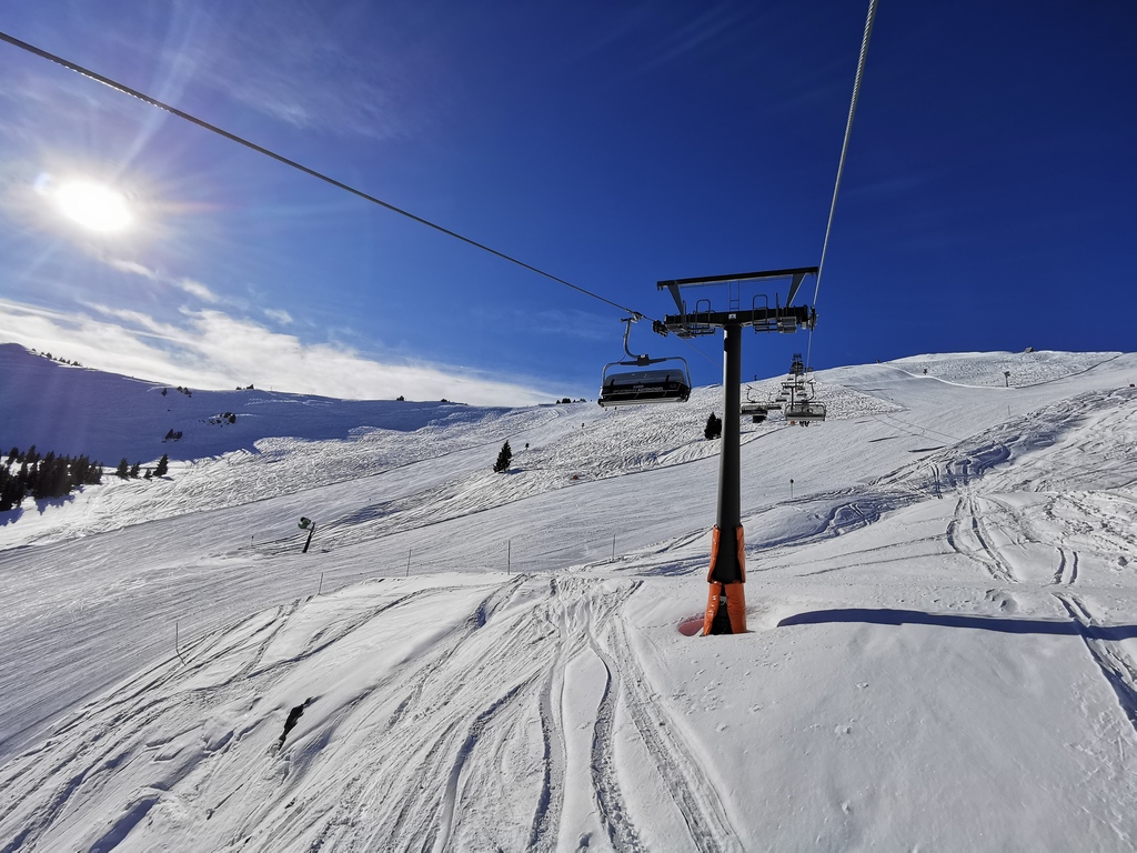 10. Auch am Nachmittag sind die Pisten noch frisch.jpg