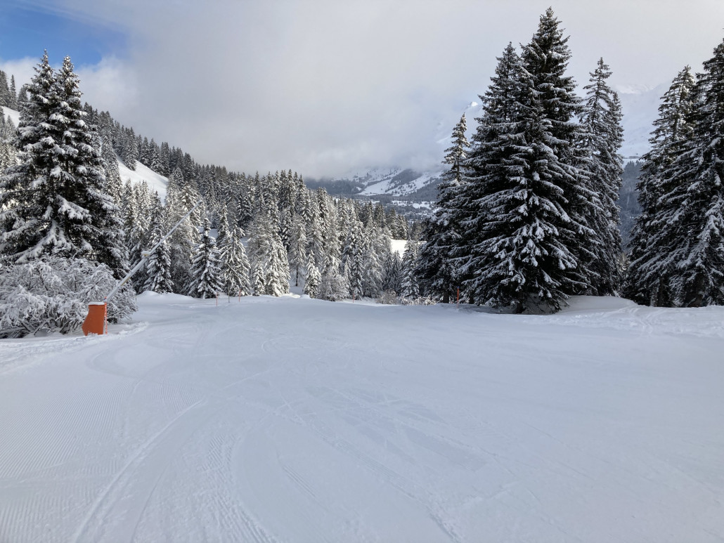 40a kurz nach Tgantieni. An dieser Stelle zweigt die sehr schöne Variante nach links ab, welche oberhalb des Speichersees entlang führt.