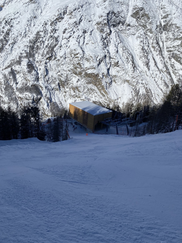 Der Hang vor der Talstation: schmaler und steil. Erinnert ganz leicht an die Howette oder den letzten Hang der Berter...