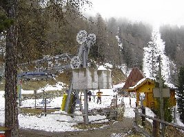 DSB Tsapé Talstation. Im Hintergrund die Talstation der 3SB Rotzé.