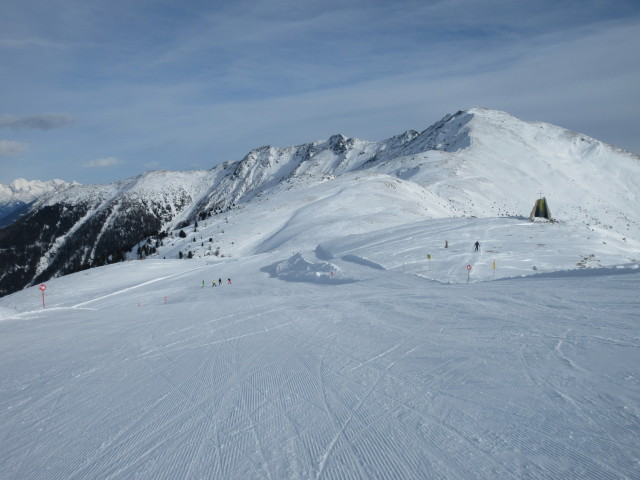 Weinbergpiste, rechts im Hintergrund die Glanderspitze (2.512 m)