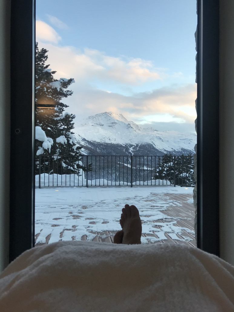 Im Sauna-Ruheraum mit Blick auf den Corvatsch