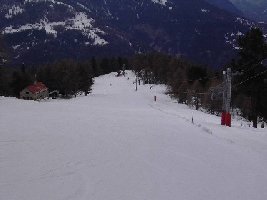 Piste Illhorn. Links das Restaurant &amp;quot;Cabane de l'Illhorn&amp;quot;, rechts der Poma-Stangeschlepper.