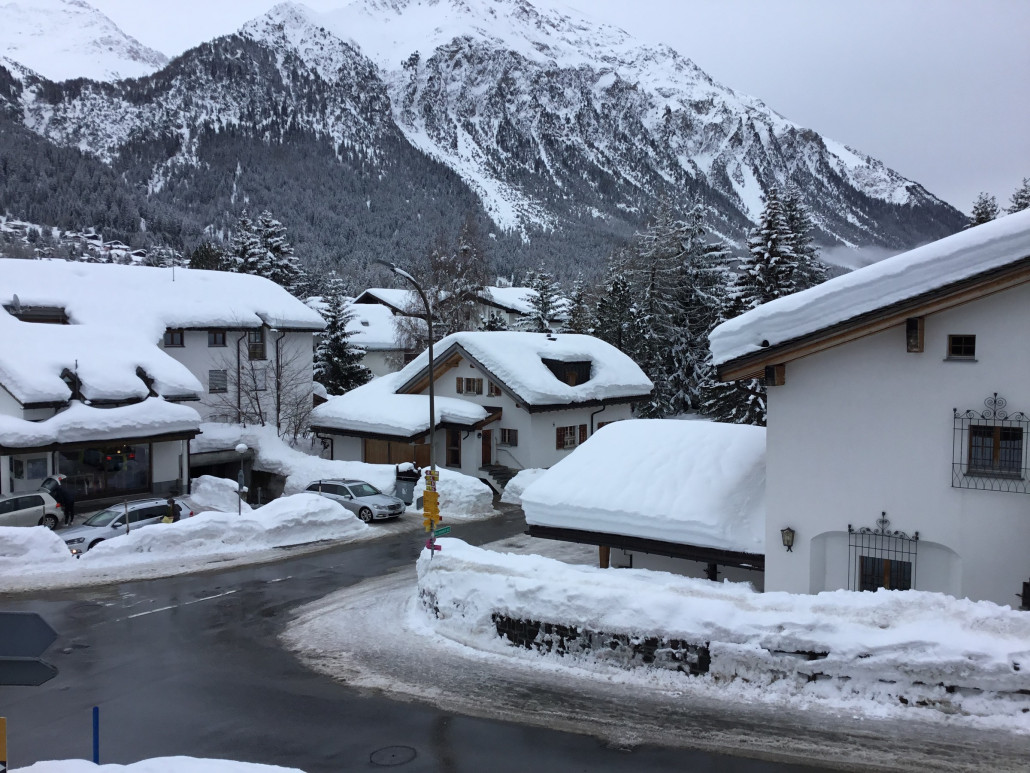 Beachtliche Schneemengen im Dorf. Zur Zeit taut es.