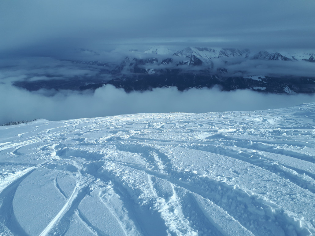 Tiefschnee und Sonne auf Laufböden