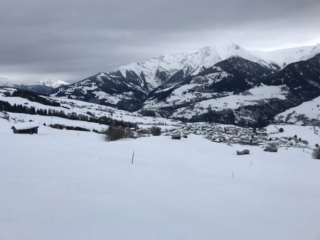 Die Schrägdistanz vom Sezner nach Vella ist beeindruckend, die Piste aber halt entsprechend lahm
