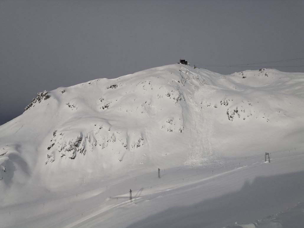Vielleicht ist das Hauptertäli auch aufgrund dieses Abrisses noch geschlossen. Morgen soll es wieder offen sein.